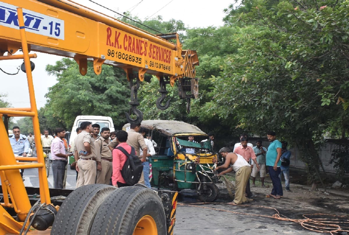 Auto collapse in sewer after collision with car in Noida