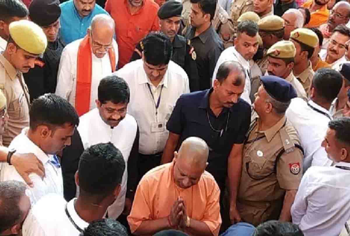 UP News: CM Yogi got Angry When the Lights Went Out in the Middle of the Night