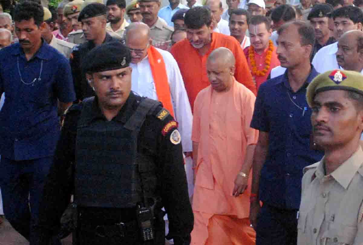 UP News: CM Yogi got Angry When the Lights Went Out in the Middle of the Night