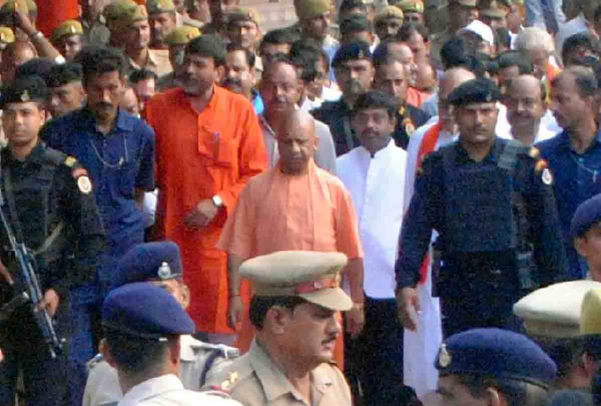 UP News: CM Yogi got Angry When the Lights Went Out in the Middle of the Night