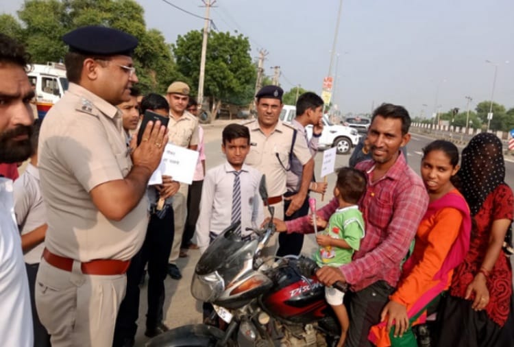 Traffoc Police SHO Said Namaste to Four Riders on Bike at Fatehabad of Haryana