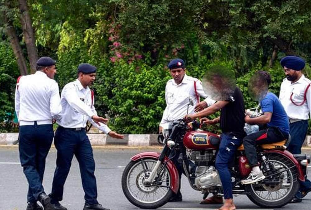 Traffic Police Challan road safety traffic rules violations in india traffic offences and penalties in india 2021 nitin gadkari says Indians paid traffic challans worth Rs 1899 crore in 2021 for traffic violations