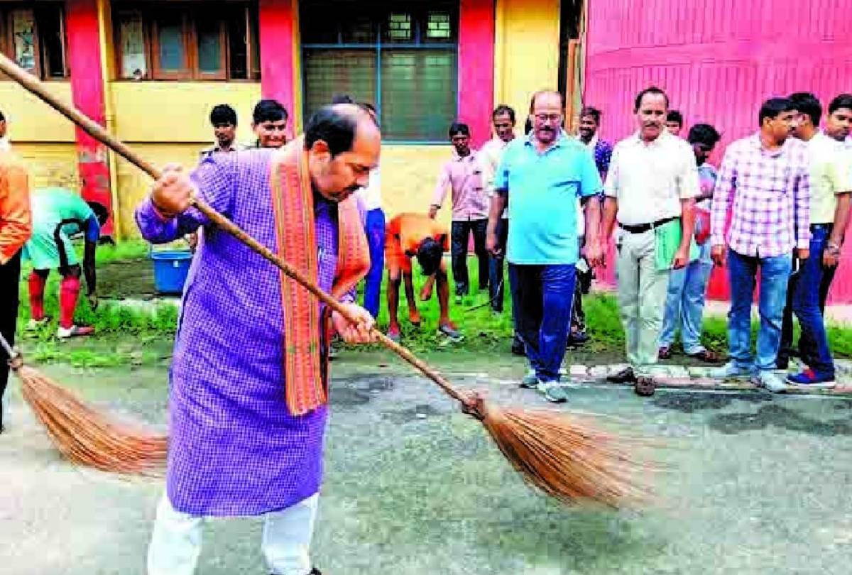 sports minister broomed in barabanki stadium, encourages people to keep surroundings clean