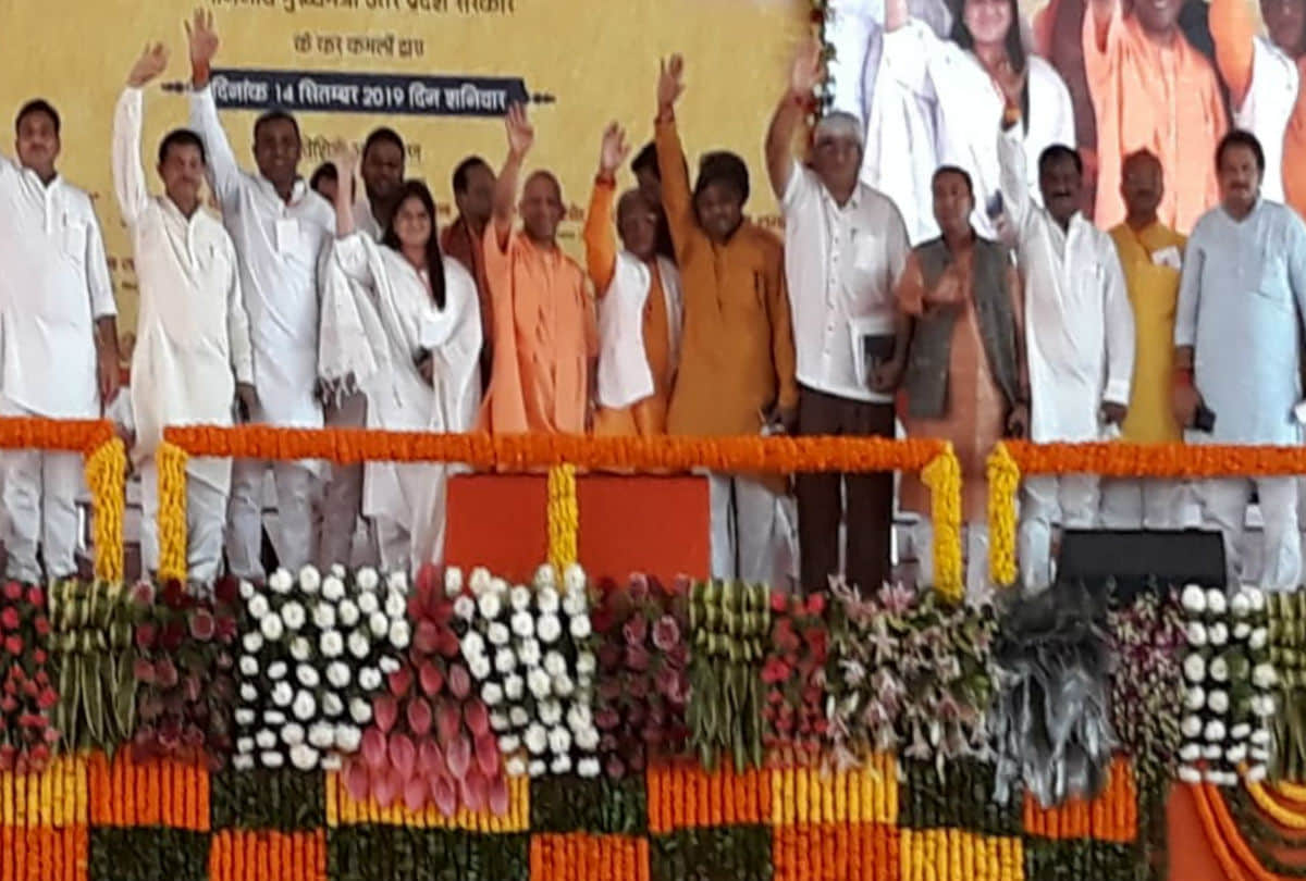 asha workers created ruckus in Yogi Adityanath program In firozabad