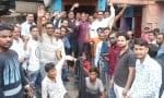 मुख्यमंत्री योगी आदित्यनाथ से मिलने लिए इगलास जाते सफाई कर्मचारियों को शीशिया पाड़ा पर रोके जान