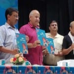 केजरीवाल ने दिलीप पांडेय व सह-लेखिका चंचल शर्मा की पुस्तक का किया विमोचन