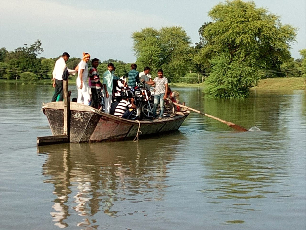 The flooded Yamuna is in danger of flooding, two dozen villages cut off contact