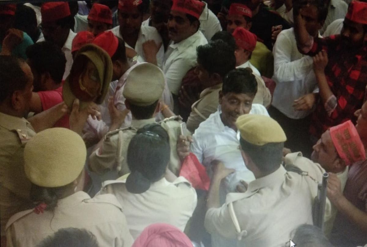 Stampede in Akhilesh Yadav program two injured