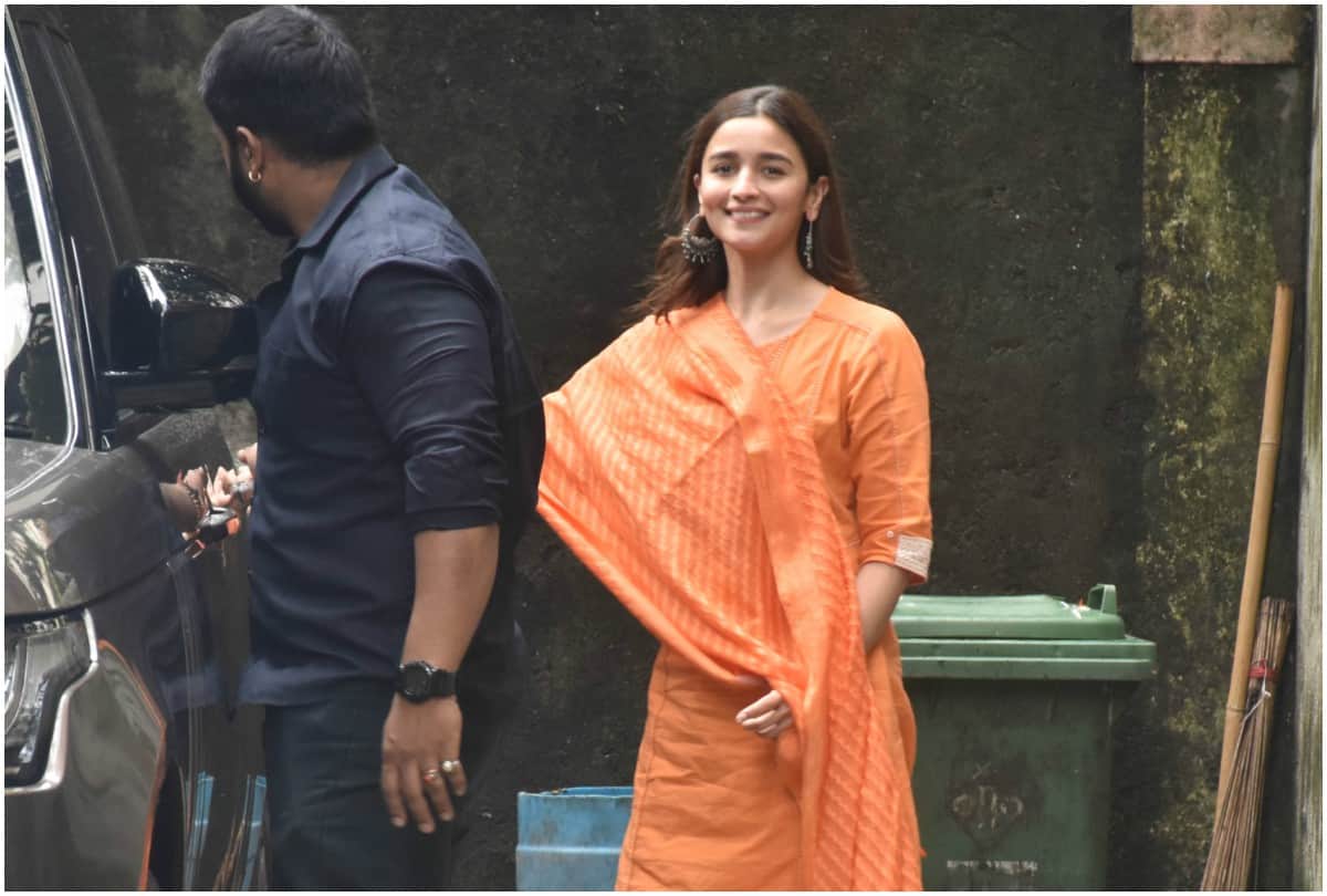 Alia Bhatt Spotted Wearing Transparent Sandals Cost is 50 Thousand Rupees