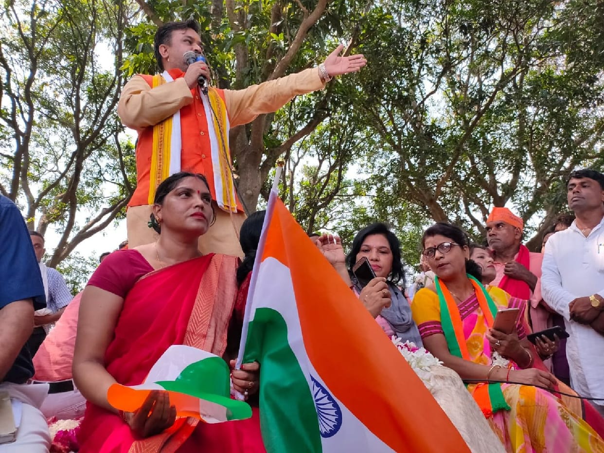 BJP leaders took out the tricolor trip