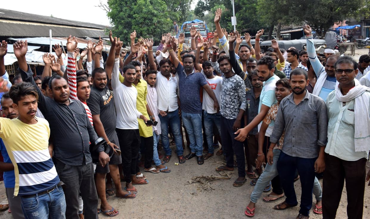 Jam-shop vendors take out a procession