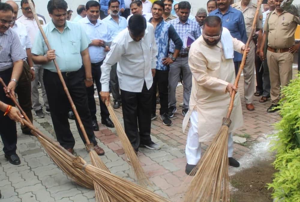 Ministers participate in cleanliness campaign in Lucknow.