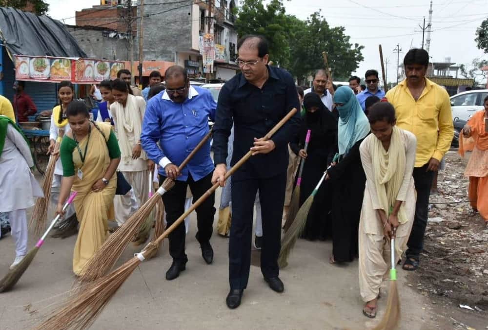 Ministers participate in cleanliness campaign in Lucknow.