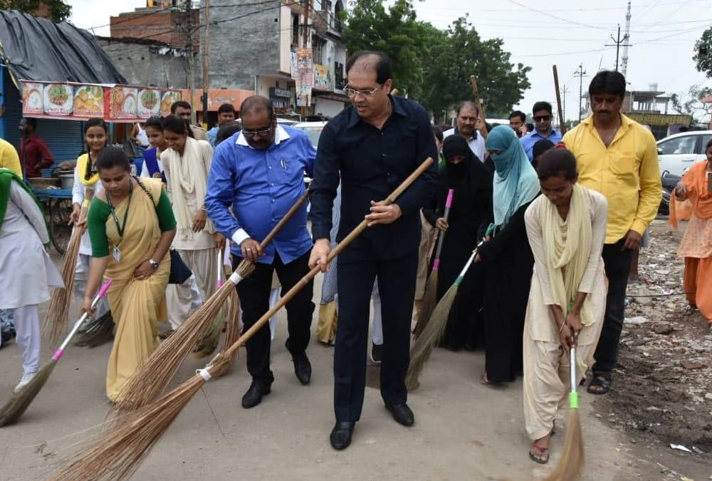 Ministers participate in cleanliness campaign in Lucknow.