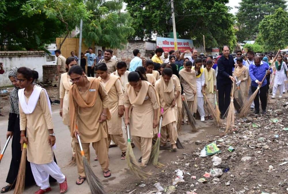Ministers participate in cleanliness campaign in Lucknow.