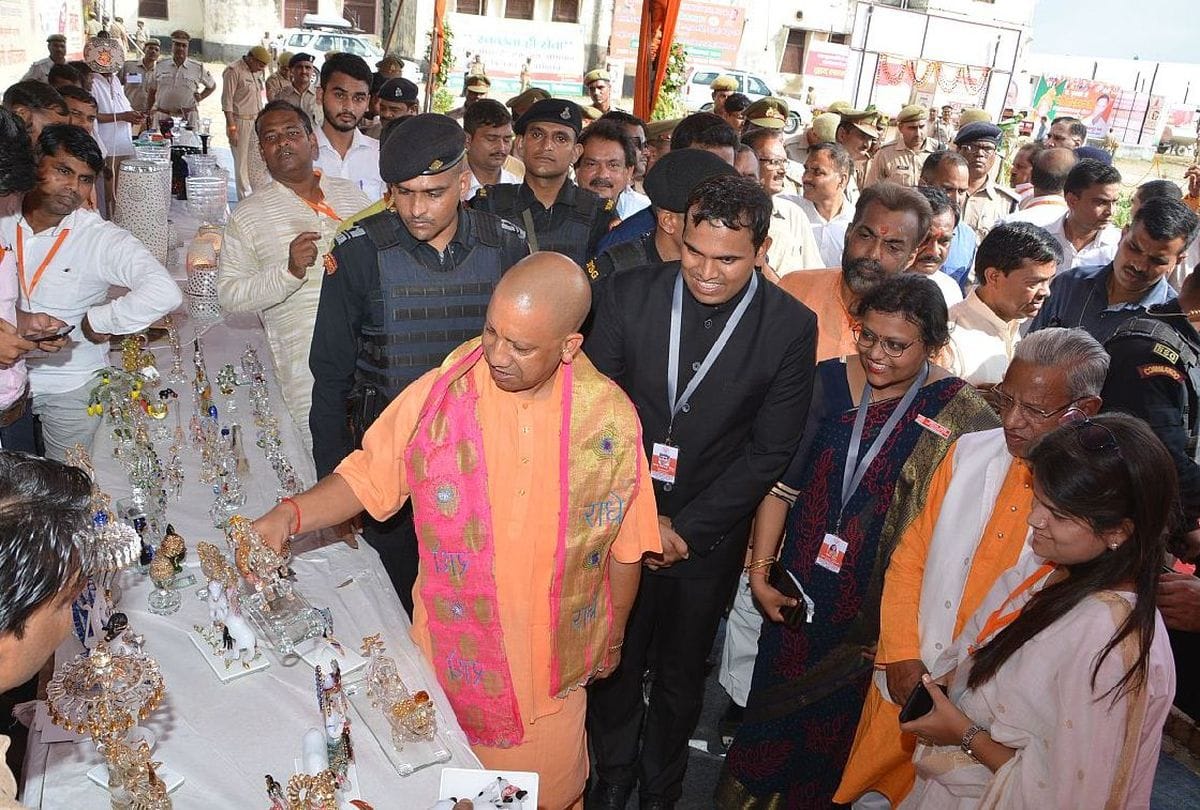 CM Yogi Adityanath shown the dream of promoting glass industry of Firozabad