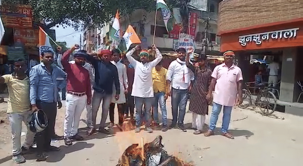 Congress workers burnt effigies of Central and State Government sonbhadra
