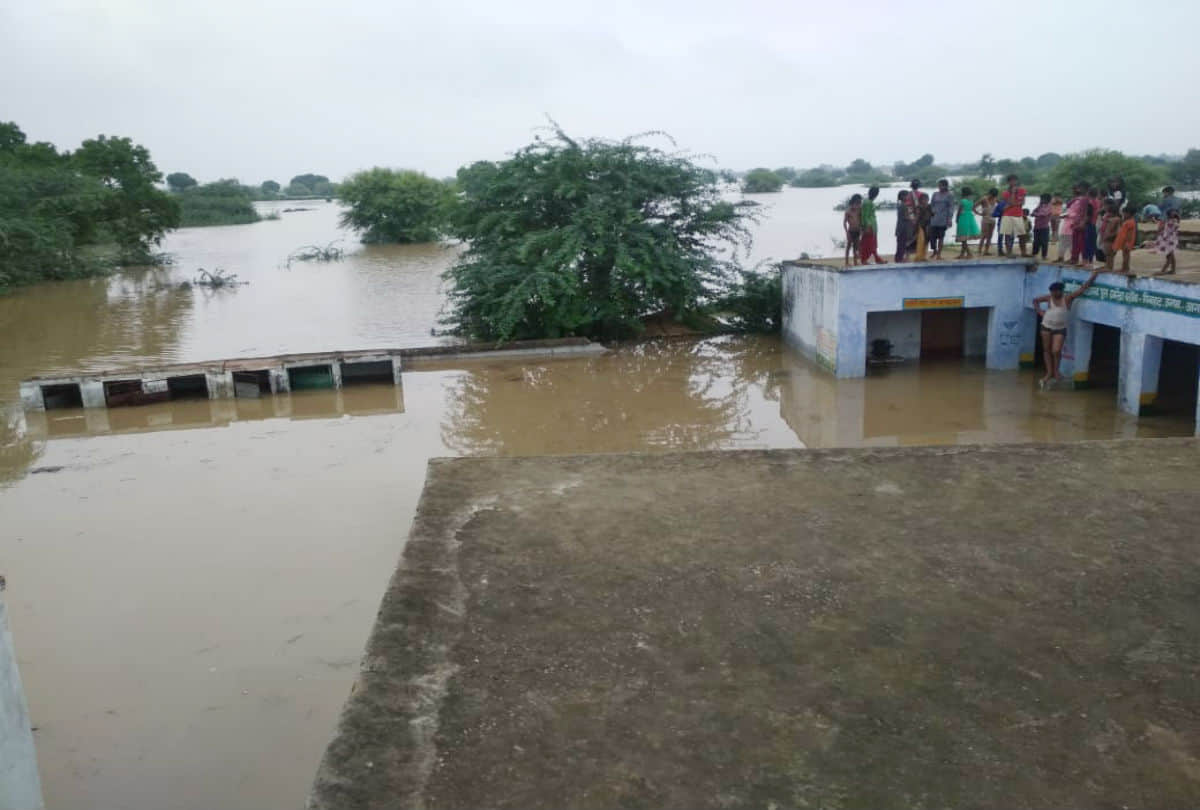 flood alert In Agra due to Chambal river water level reaches near danger mark