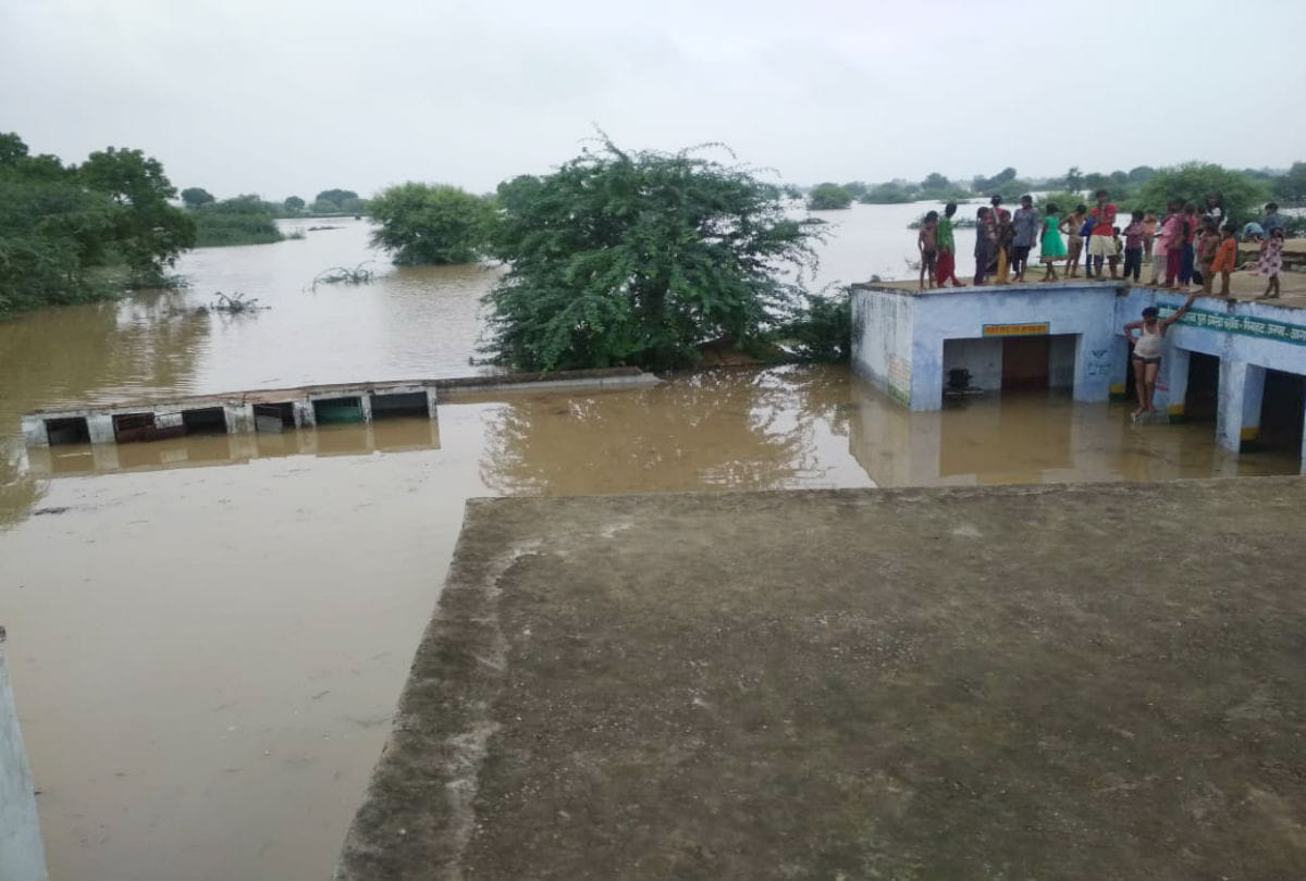 flood alert In Agra due to Chambal river water level reaches near danger mark