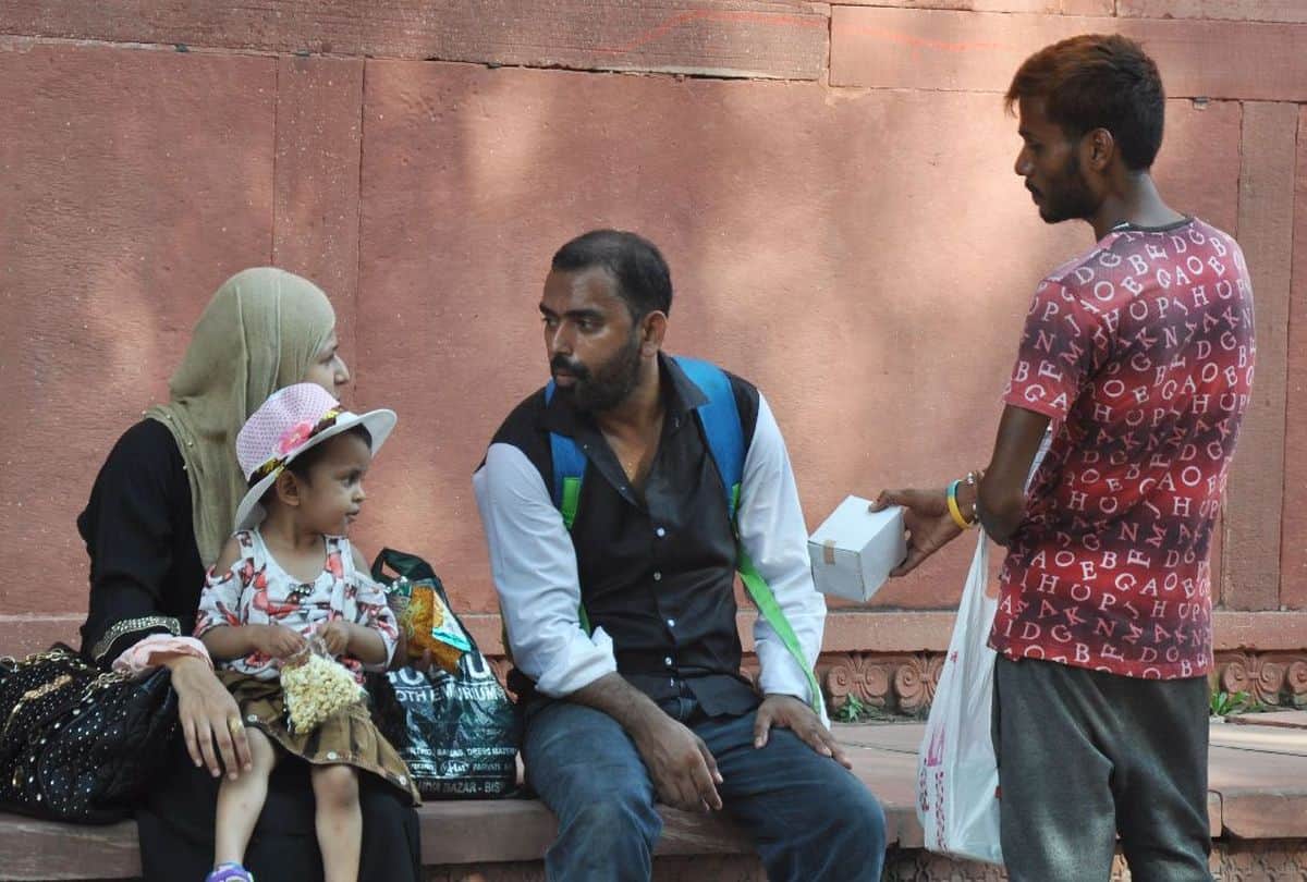 illegal guides and hawkers network around the Taj Mahal