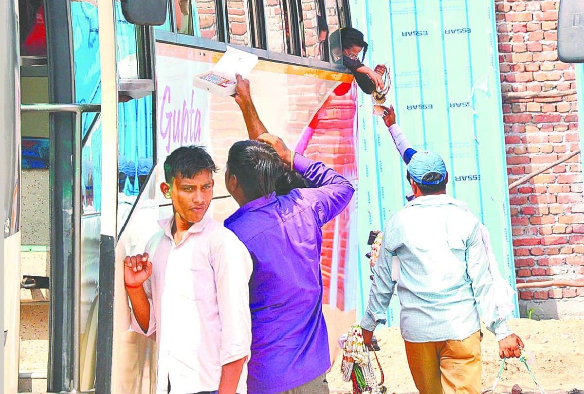 police deployed Quick Response Team outside Taj Mahal