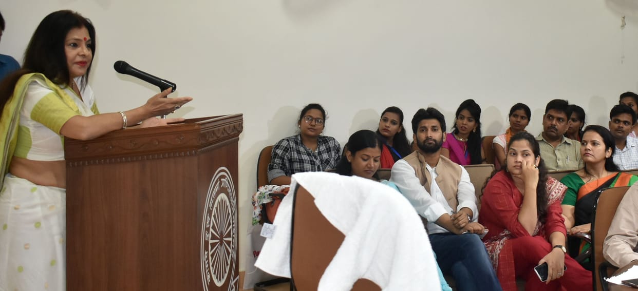 Hindi diwas celebrated at Ishwar sharan college, AU