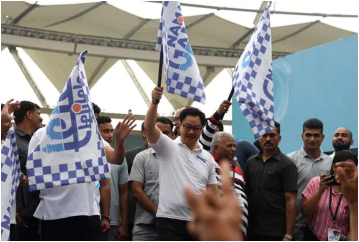 Sports Minister Kiren Rijiju and Ganjendra Singh Shekhawat Flag Off Great Ganga Run Marathon