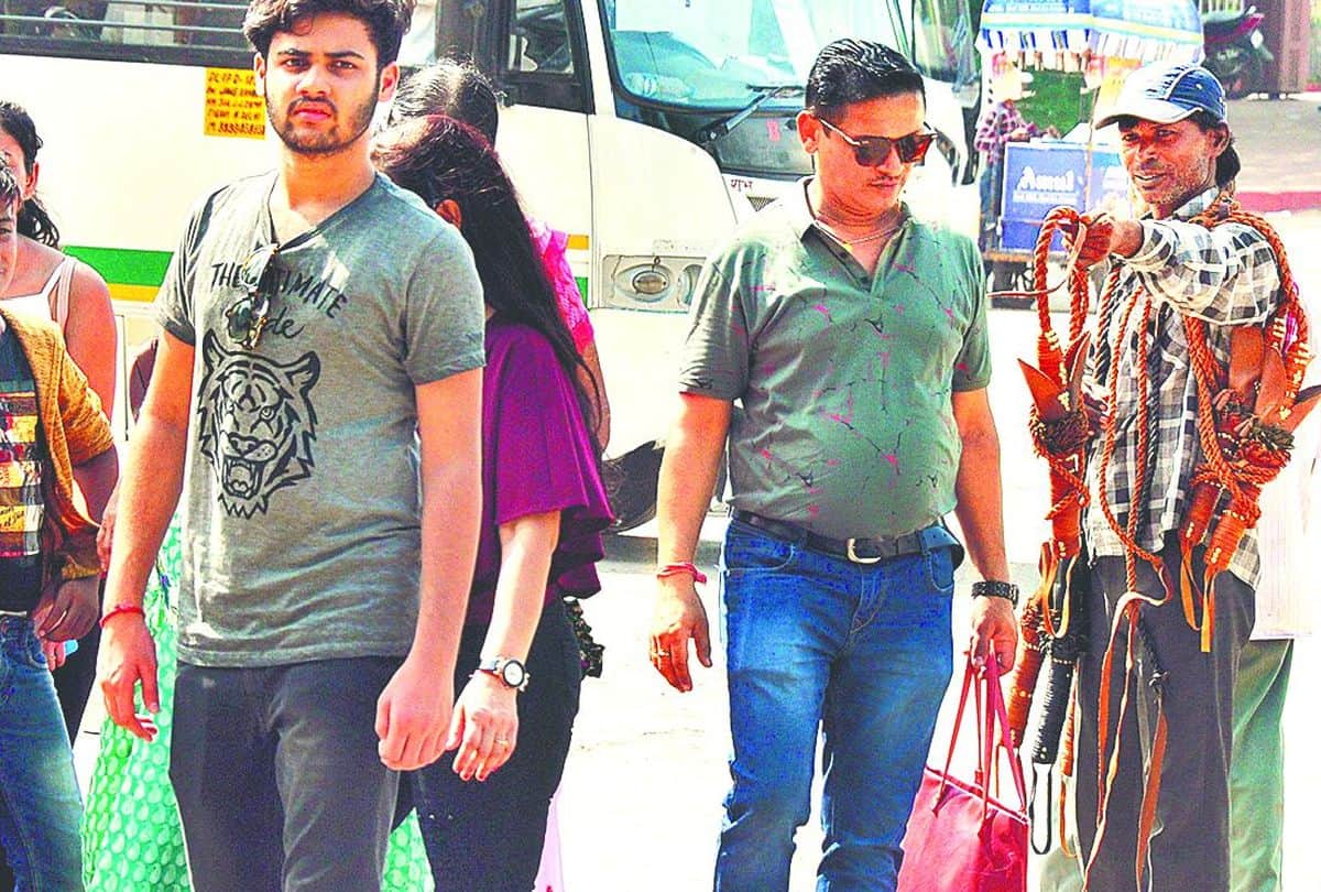 illegal guides and hawkers network around the Taj Mahal