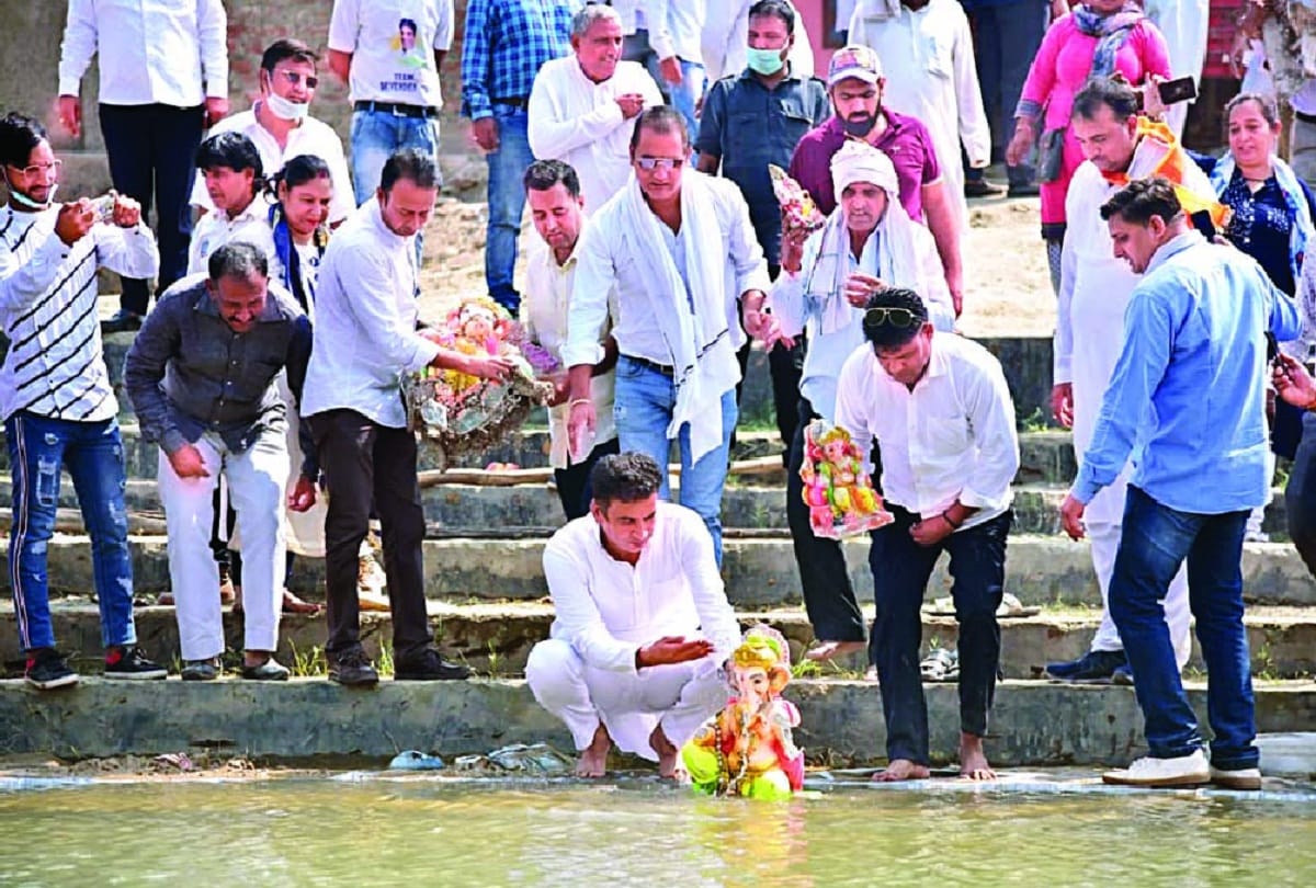 congress slam mcd and aap for dumping Ganesh idols at Bhalswa landfill