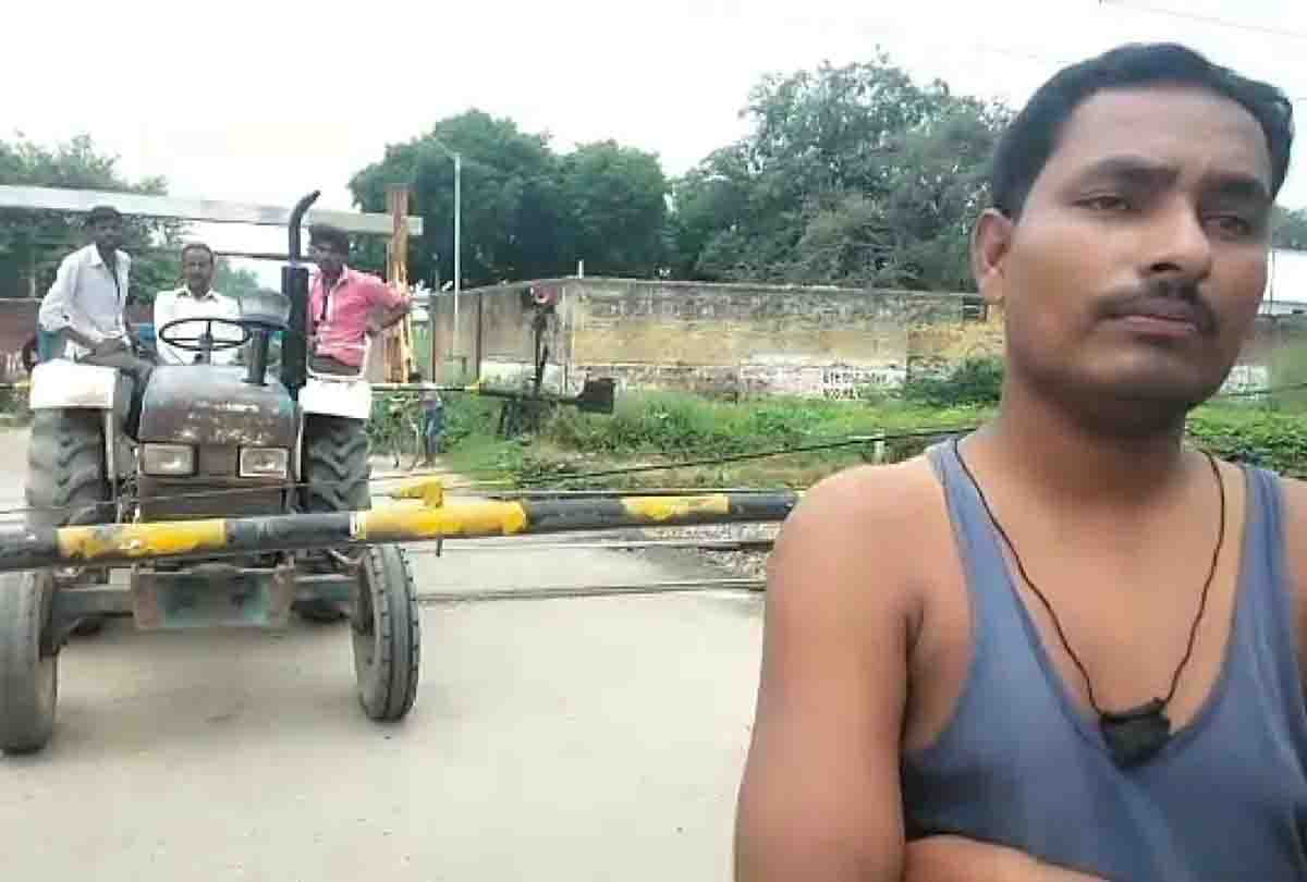 Tractor stuck in railway crossing at unnao, video viral