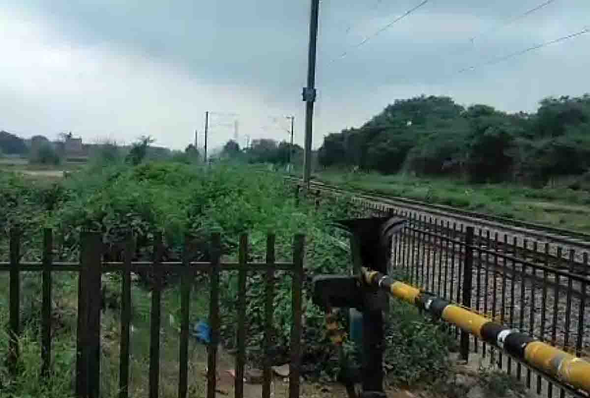 Tractor stuck in railway crossing at unnao, video viral
