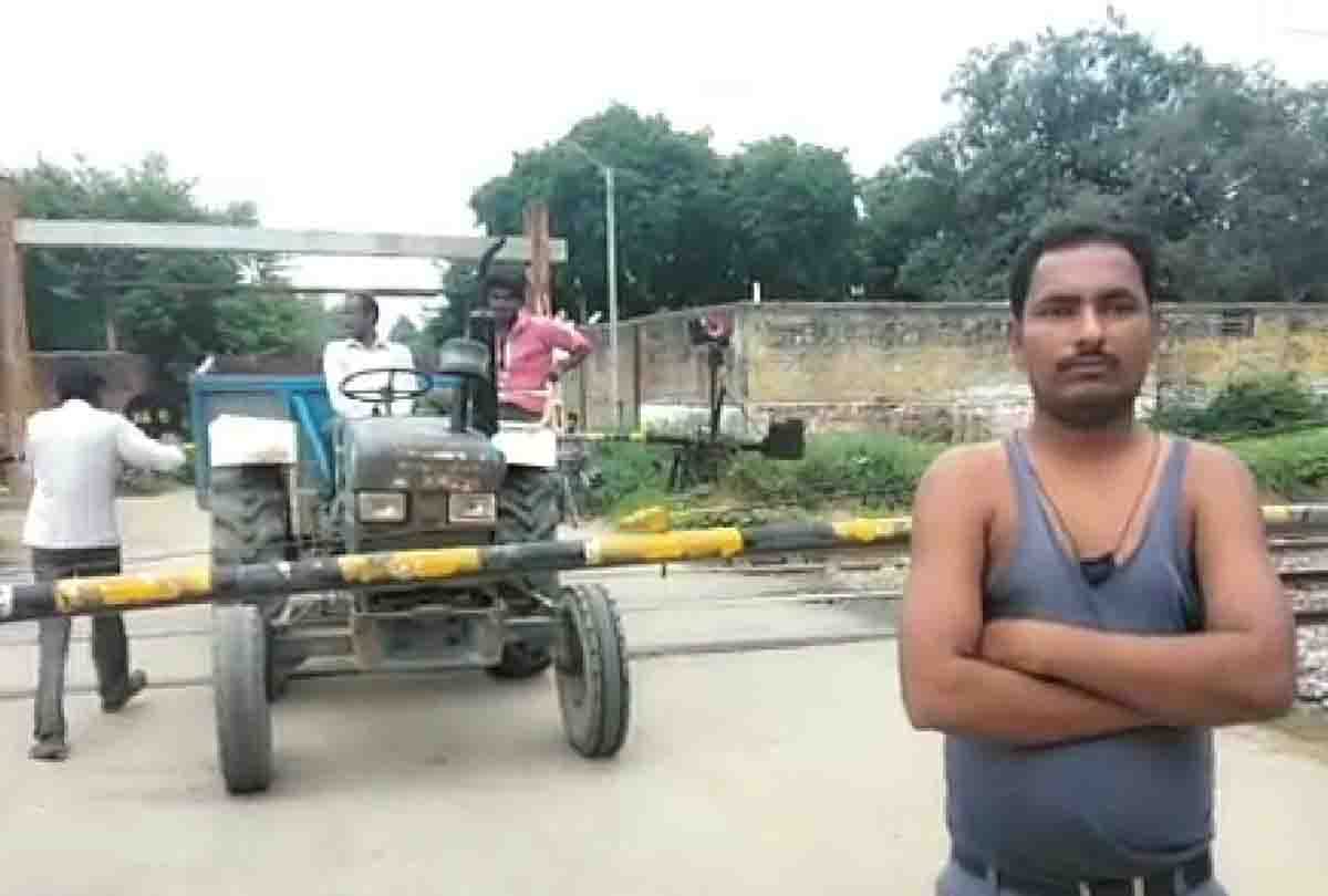 Tractor stuck in railway crossing at unnao, video viral