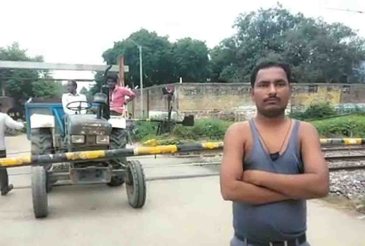 Tractor stuck in railway crossing at unnao, video viral