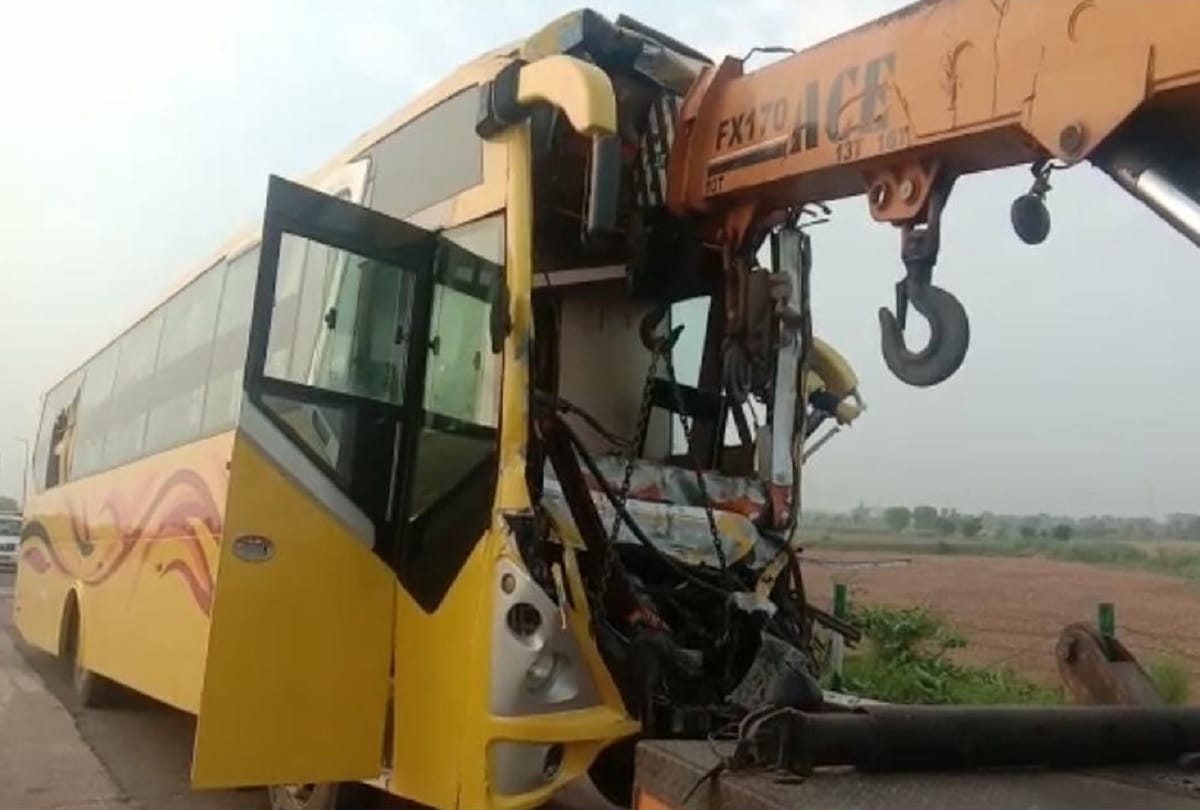 bus road accident on yamuna expressway 2 Dead in mathura