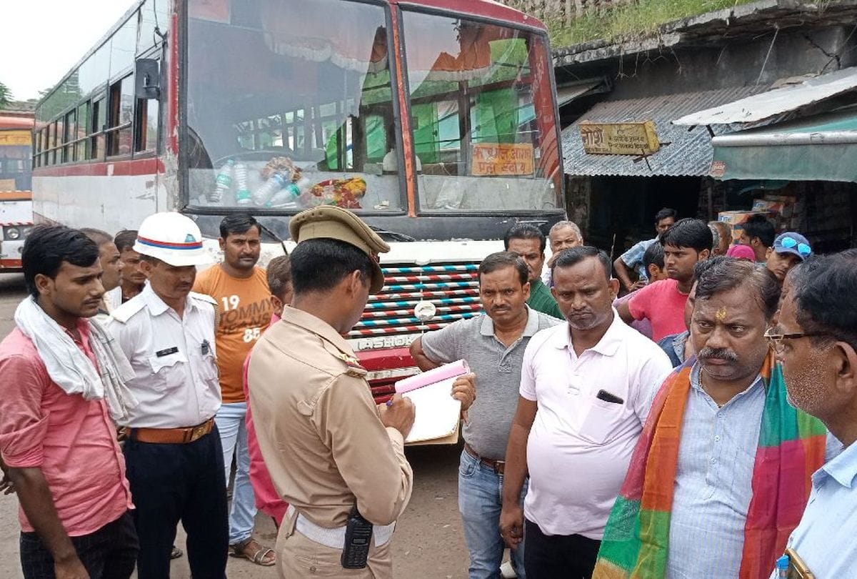 etah sadar mla vipin verma david hot talks with traffic police at Bus Stand