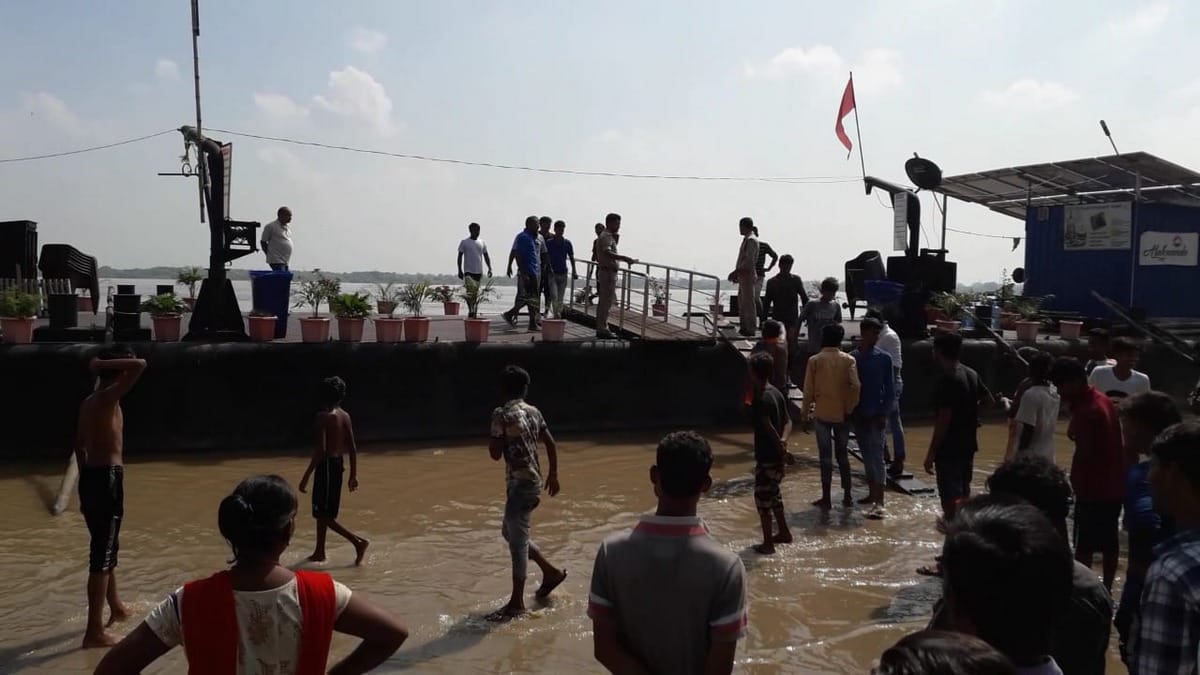 people thrown stone on cruise after cancle booking due to ganga water level increasing varanasi