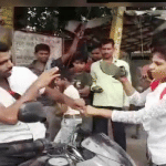 मनचले की पिटाई करती छात्रा।