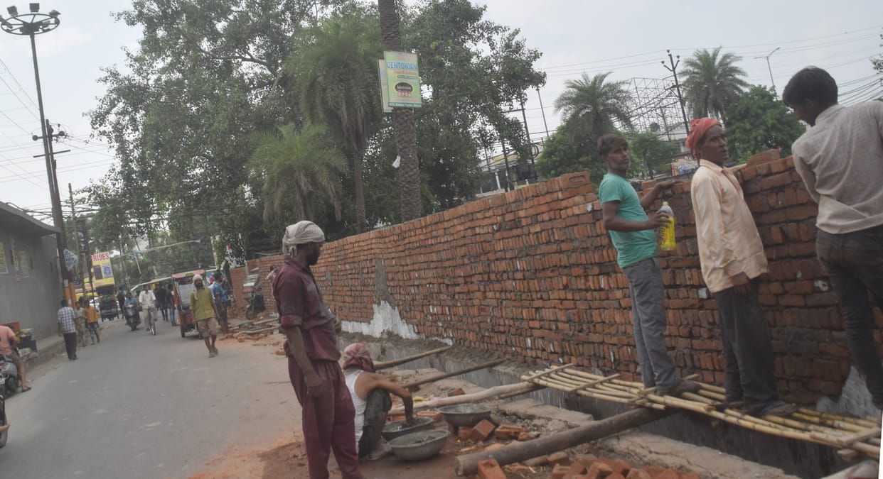 Illegal occupation of land worth 50 crores in Madhavapuram  Meerut, police role suspected