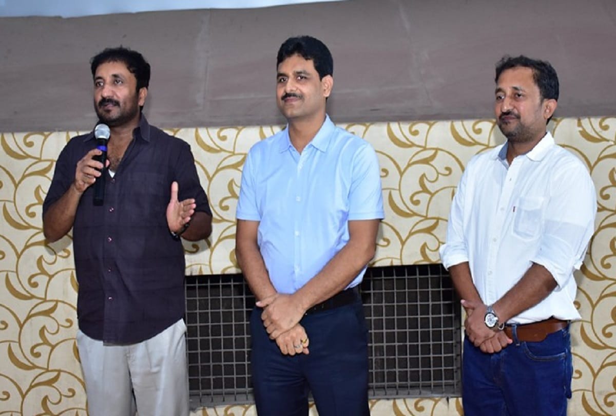 Tea seller Ajay Bahadur Singh giving free NEET coaching named Zindagi, Hritik Roshan praised