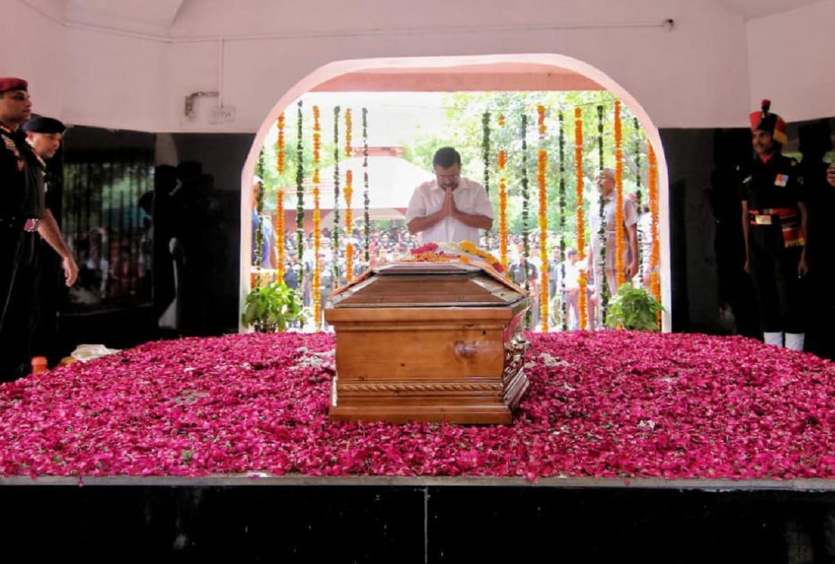 chief minister arvind kejriwal attended funeral of lieutenant colonel gaurav solanki