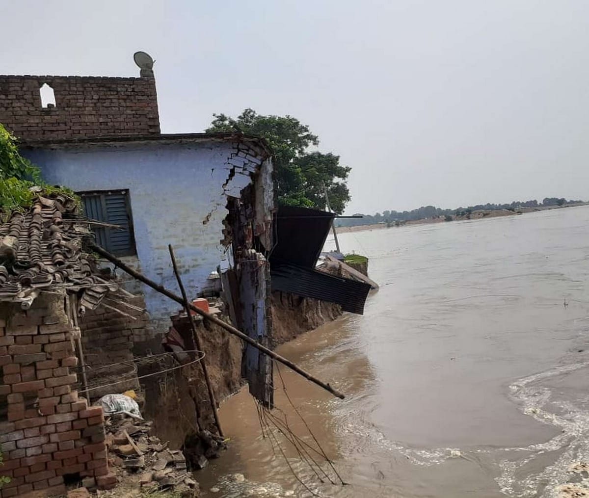 Ring dam broken by rising water level of Ganga in Ballia