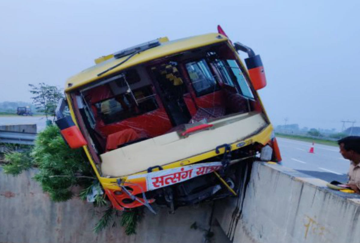 bus hanging on the bridge of yamuna expressway in mathura