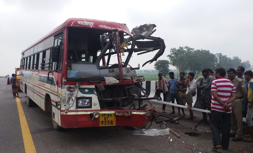 Roadways bus crashed into truck parked on expressway, woman injured