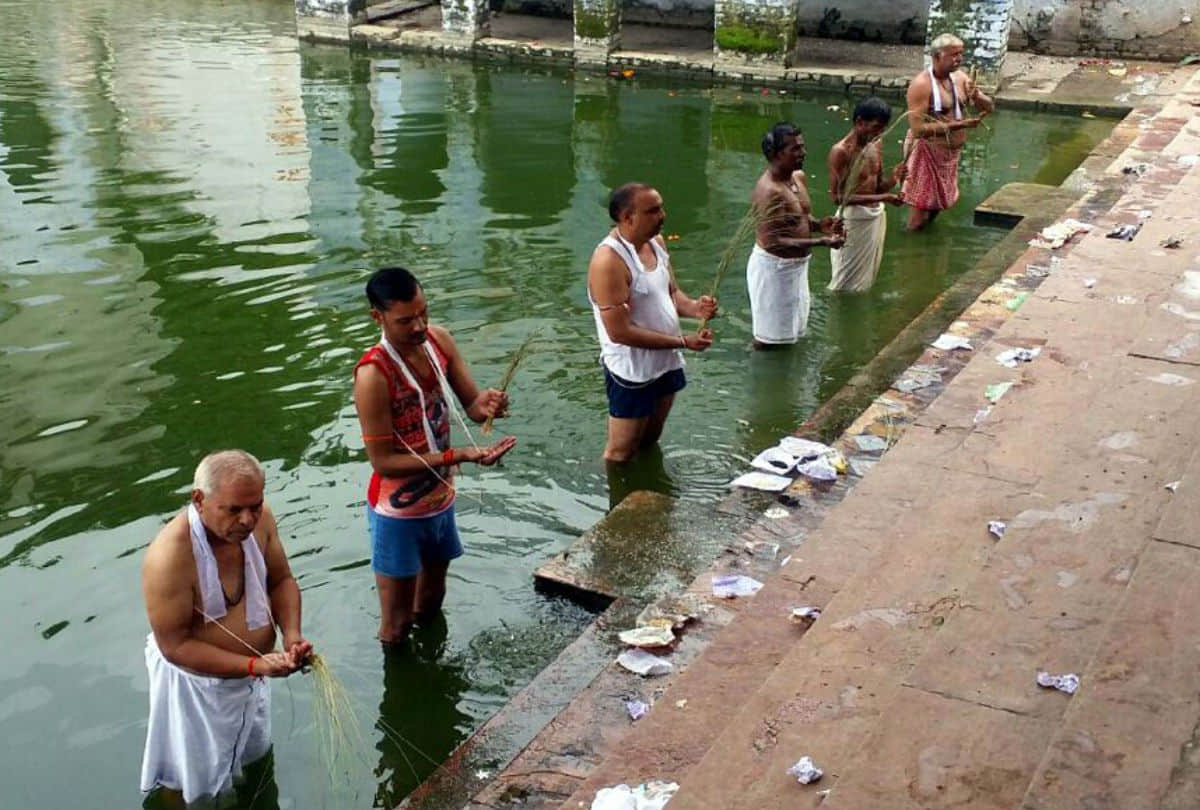 pitru paksha 2019 shradh Devotees Come for Tarpan in Ganga Ghat and Haripadi Soronji