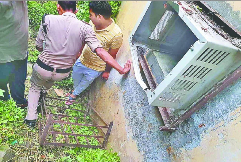 Two Thief Enter in cooperative bank an stole Guns After Broke Ac and wall in kotdwar