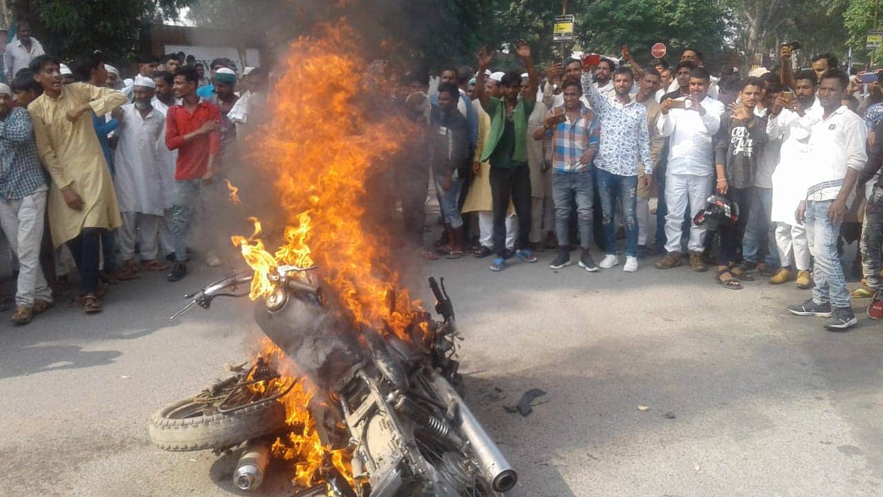 farmers protest in Roorkee set fire on bike