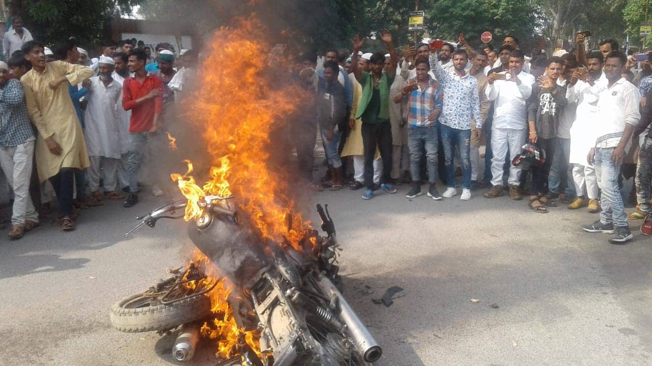 farmers protest in Roorkee set fire on bike