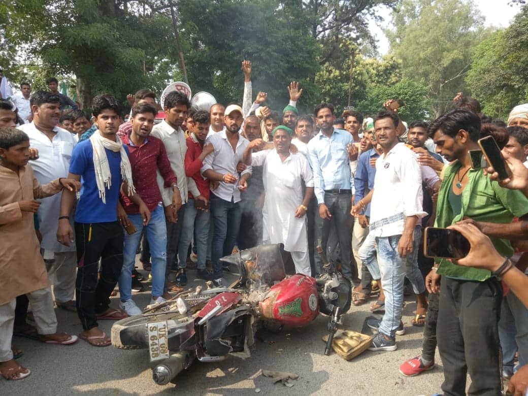 farmers protest in Roorkee set fire on bike