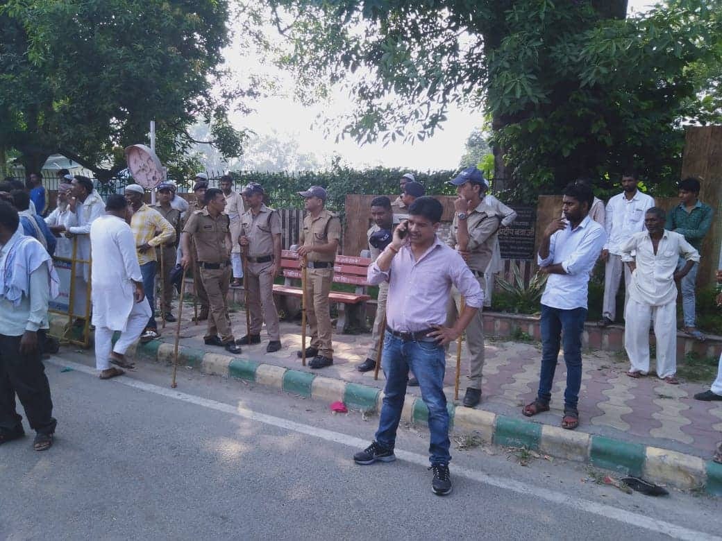 farmers protest in Roorkee set fire on bike