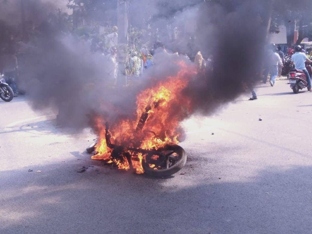 farmers protest in Roorkee set fire on bike